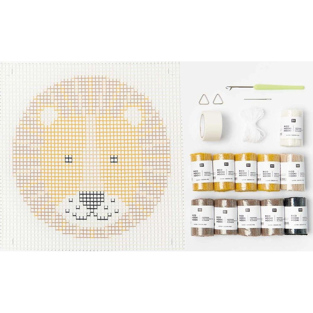 Bastelset mit Leinwand im Löwendesign, bunten Garnrollen und Werkzeugen auf weißem Hintergrund.