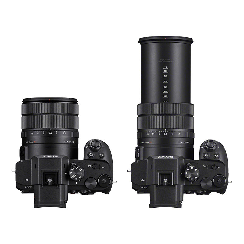 Bovenaanzicht van twee zwarte Sony camera's, één met ingetrokken lens en één met uitgezoomde lens.