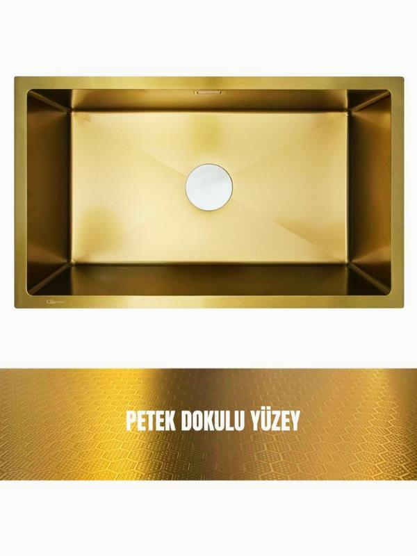 Yüzeyinde petek dokusu ve ortasında yuvarlak bir süzgeç bulunan altın rengi eviye.