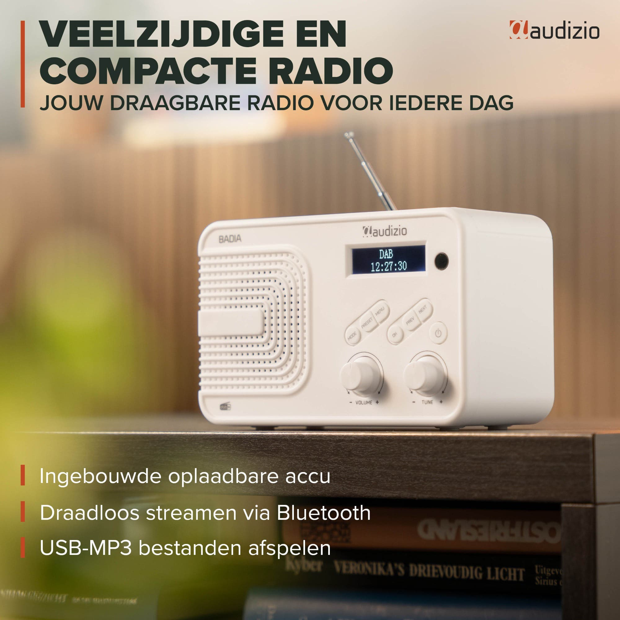 Una radio digital blanca Audizio con antena se encuentra en un estante de madera sobre un fondo con texto.