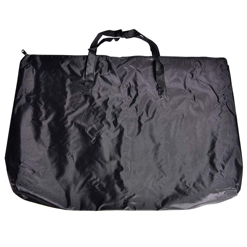 Eine schwarze Nylontasche mit Reißverschluss und zwei Henkeln auf weißem Hintergrund.