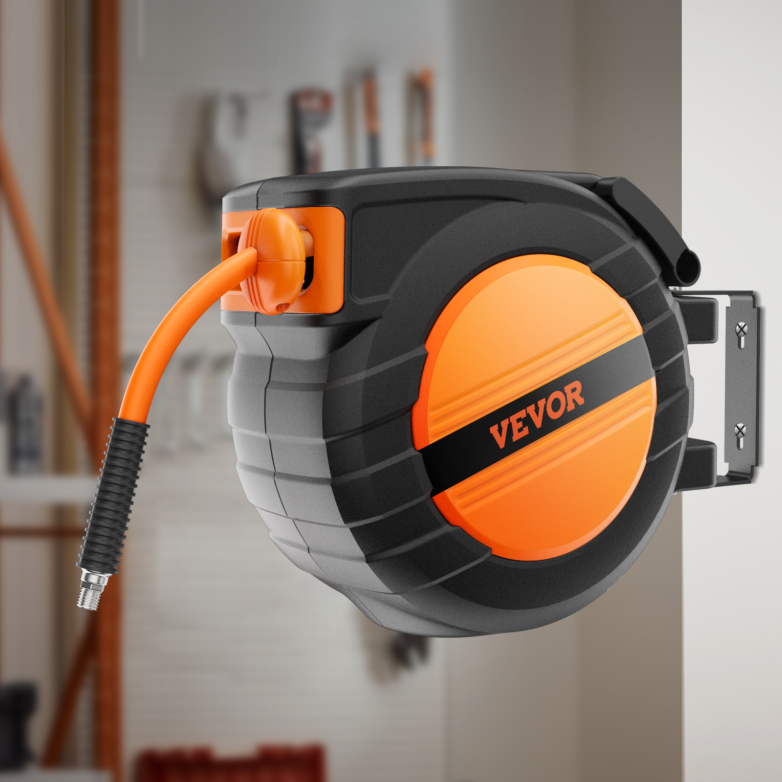 Un carrete de manguera de aire VEVOR negro y naranja montado en una pared de un taller.
