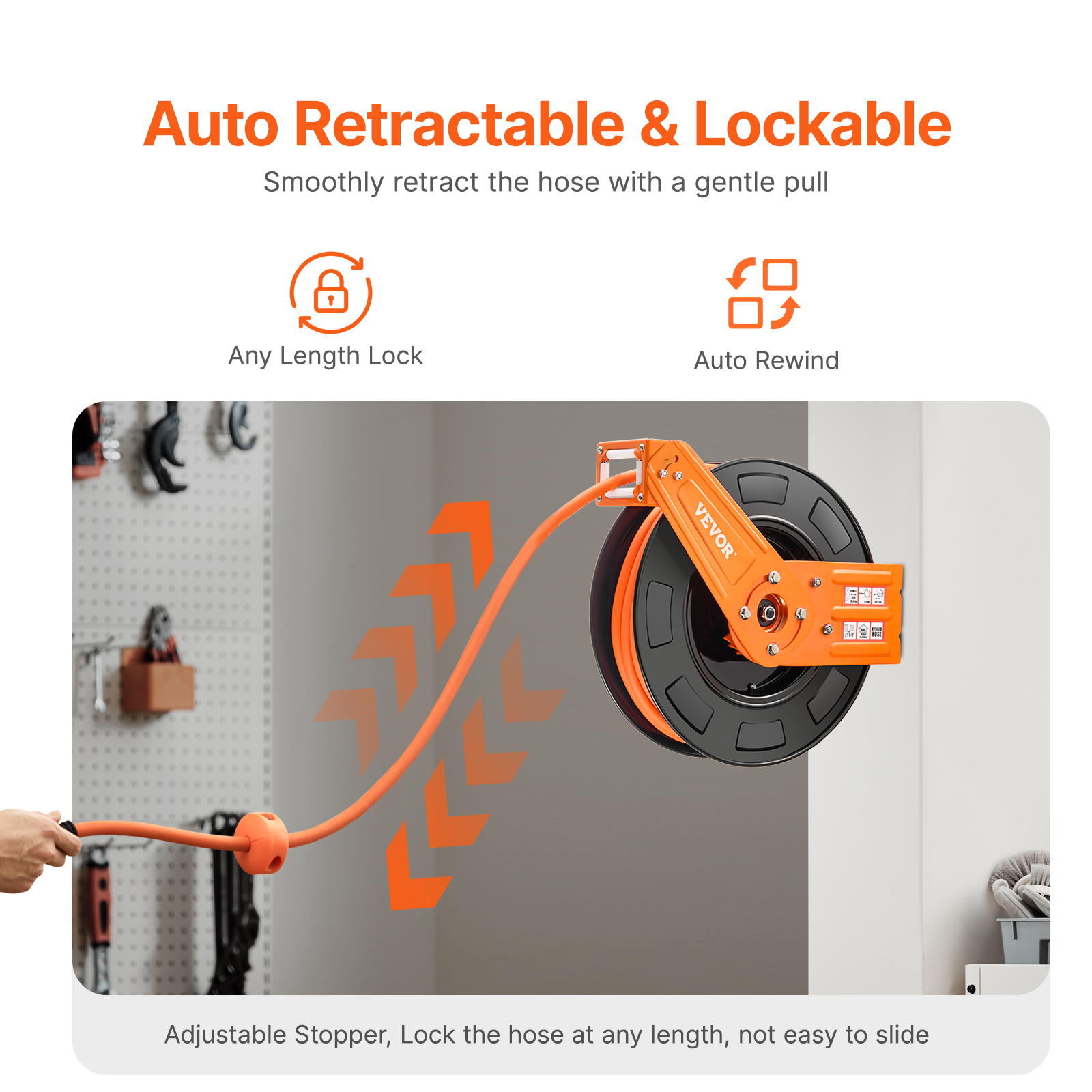 Carrete de manguera de pared naranja con manguera extensible y tope ajustable en la pared de un taller.
