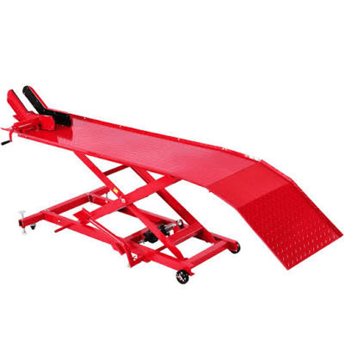 Una mesa elevadora de motocicletas roja con rampa y mecanismo de tijera sobre ruedas.