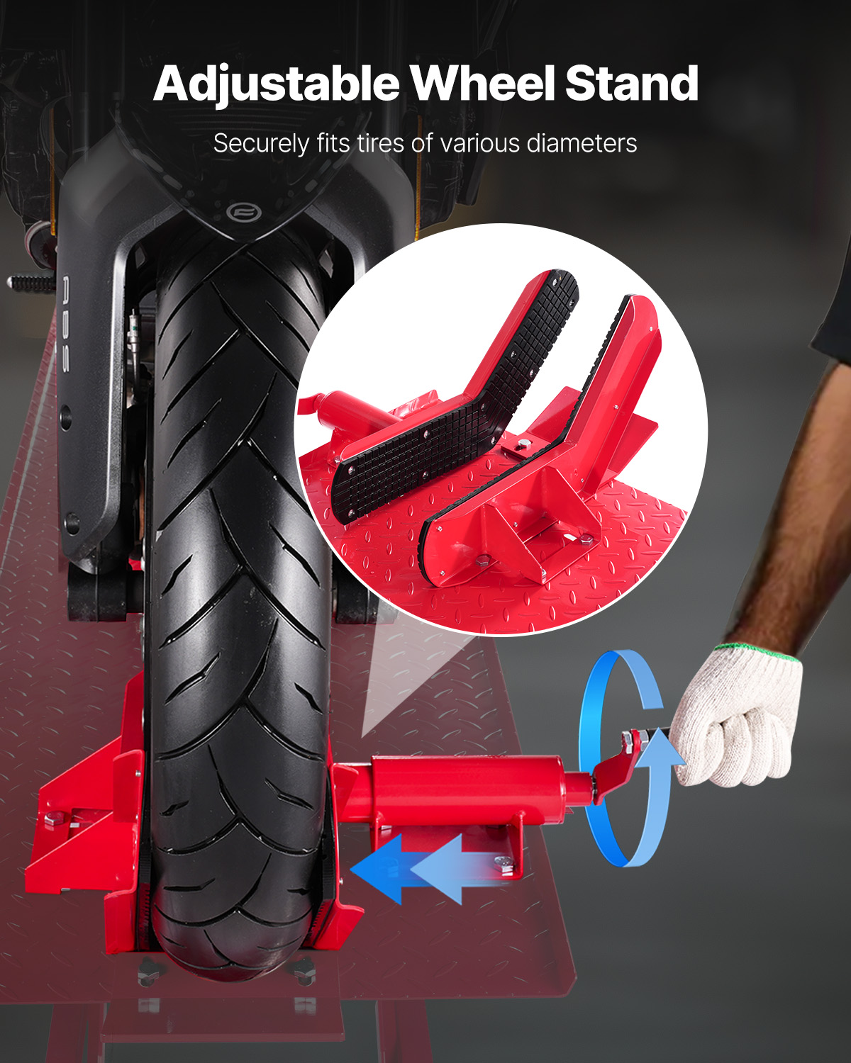 Soporte de rueda de moto rojo ajustable asegurando neumático con manivela.