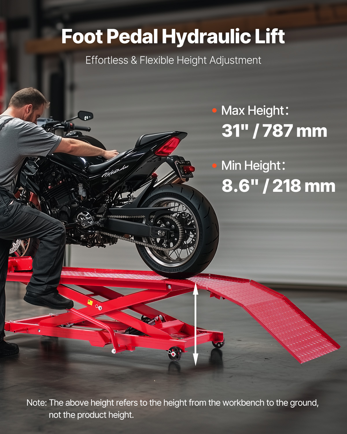 Un trabajador está junto a una motocicleta en una plataforma elevadora hidráulica roja en un taller.