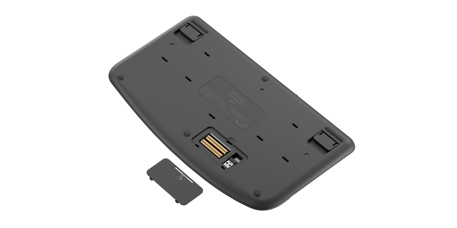 Unterseite einer dunkelgrauen Funktastatur mit geöffnetem Batteriefach, zwei Batterien und einem USB-Empfänger.