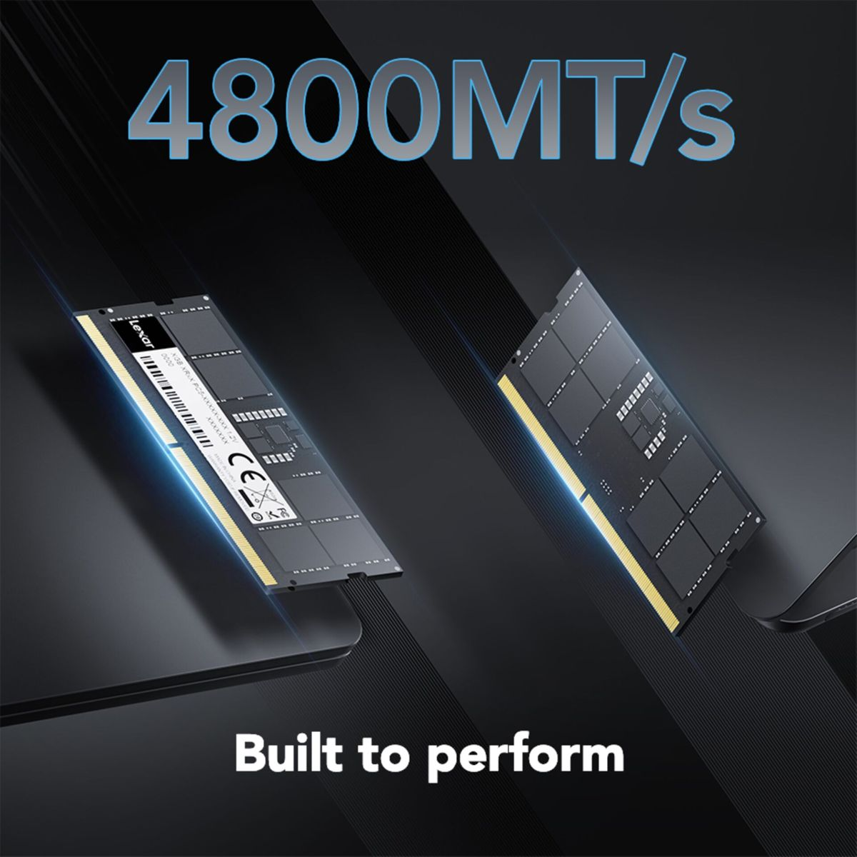 Zwei Lexar RAM-Sticks vor dunklem Hintergrund mit der Aufschrift 4800MT/s und Built to perform.
