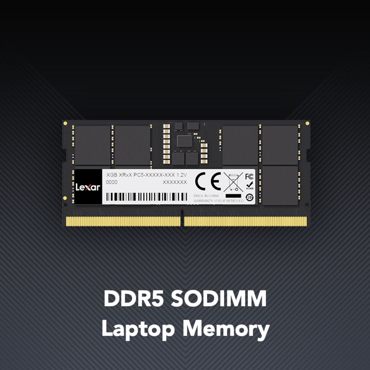 Ein Lexar DDR5 SODIMM Laptop-Arbeitsspeicher auf dunklem Hintergrund mit Linienmuster.