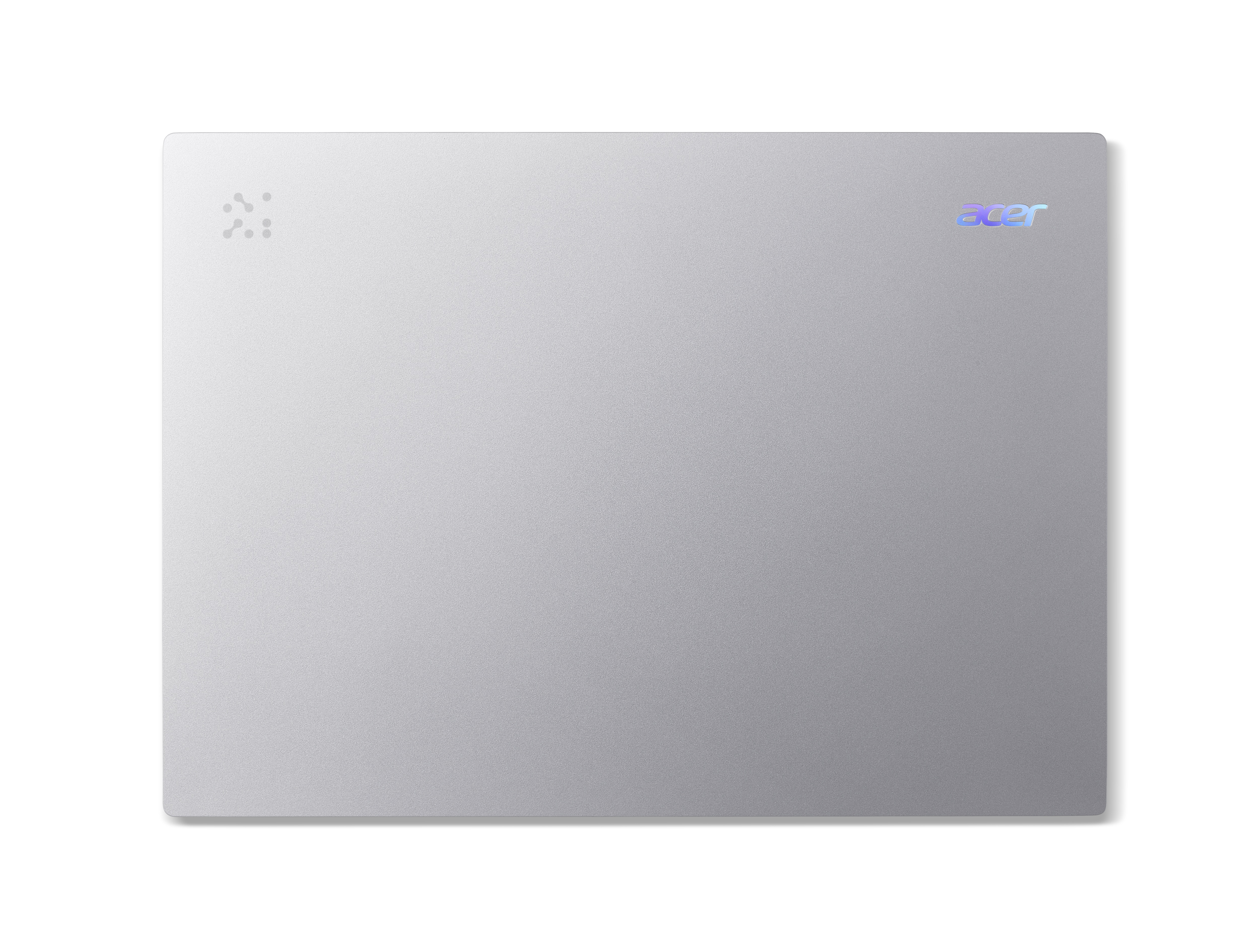 Geschlossener silberner Acer-Laptop von oben auf weißem Hintergrund mit Logo.