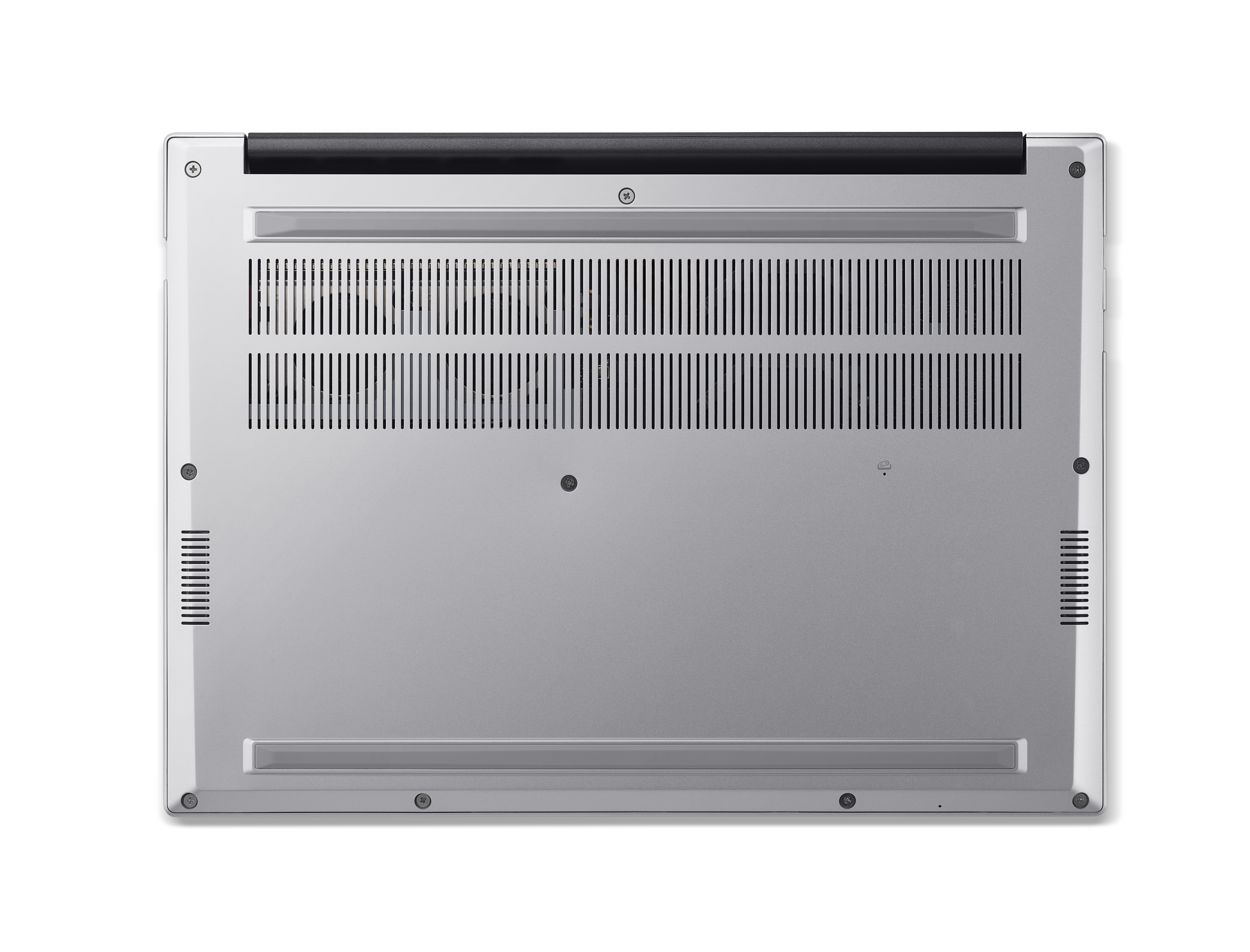Die Unterseite eines silbernen Laptops mit Lüftungsgittern, Gummifüßen und sichtbaren Schrauben.