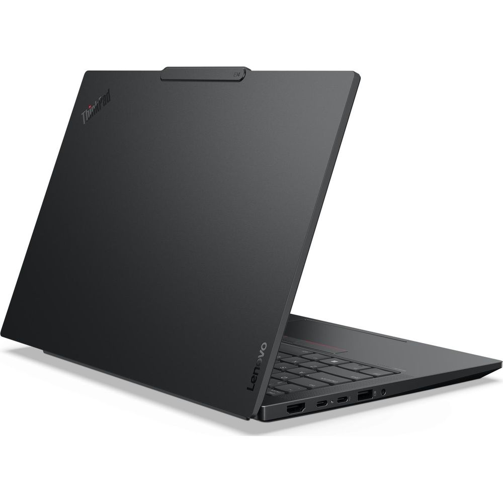 Un computer portatile Lenovo ThinkPad nero chiuso su una superficie bianca, che mostra le porte laterali.