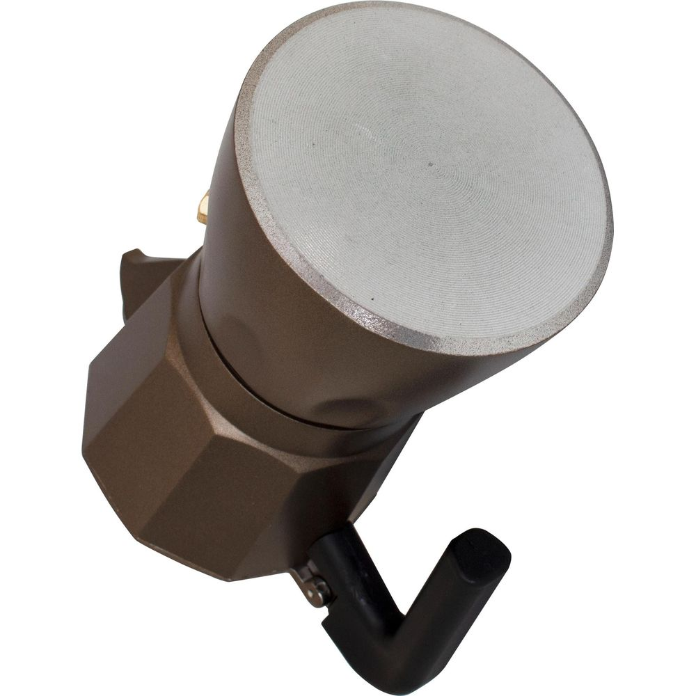 Una caffettiera moka marrone con manico nero vista dal basso.
