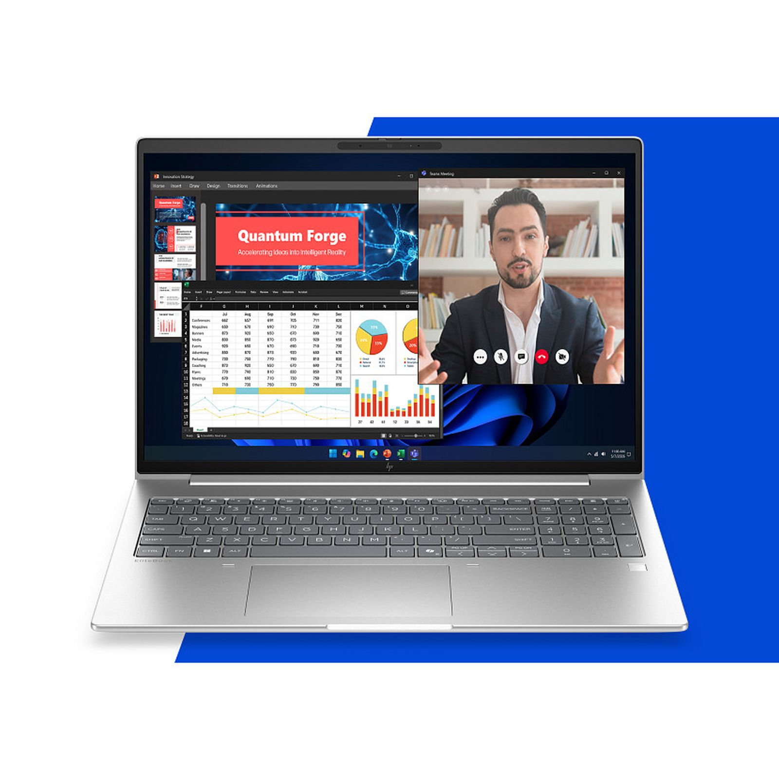 Ein silberner Laptop zeigt auf dem Bildschirm eine Tabellenkalkulation und ein Video eines sprechenden Mannes.