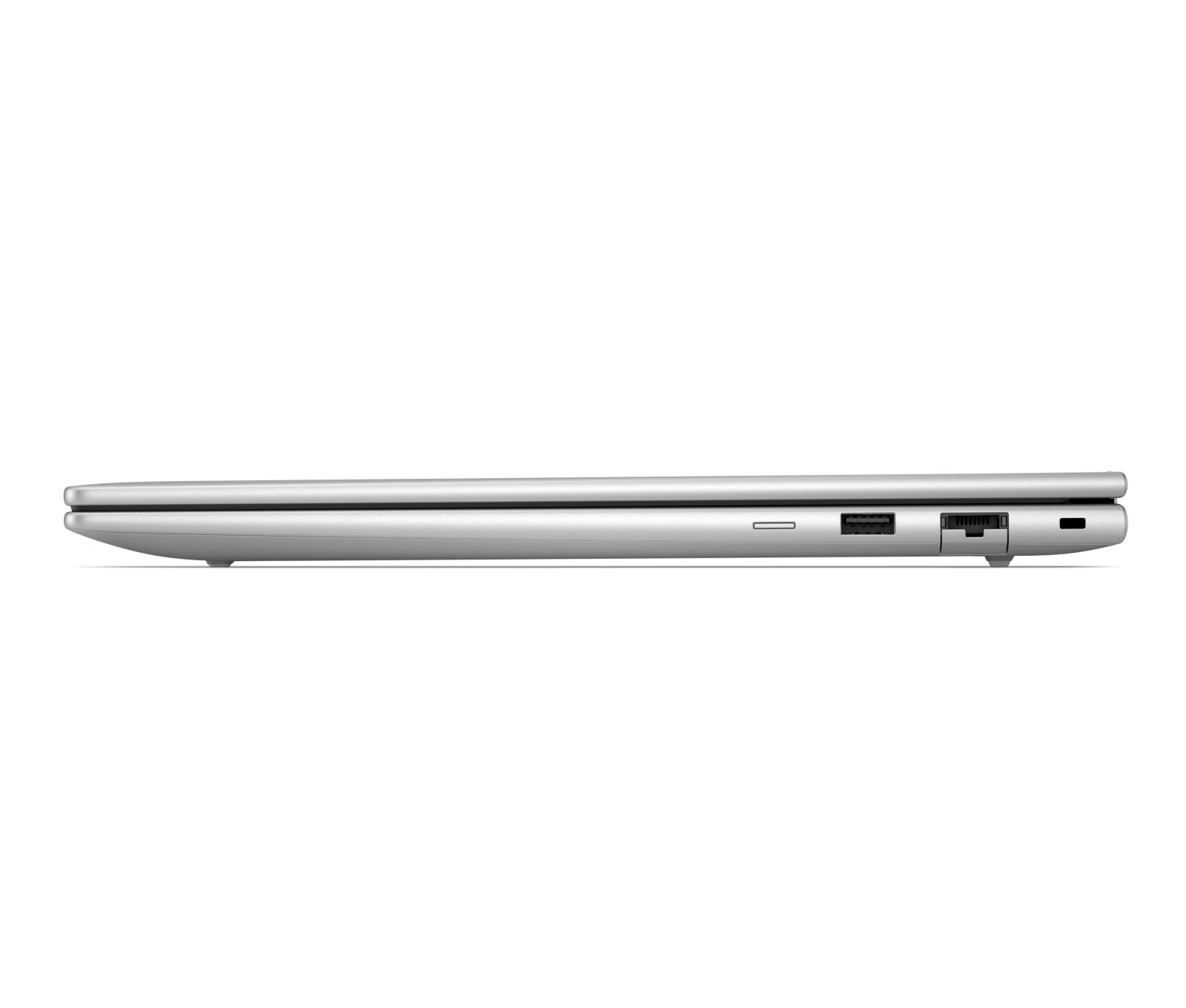 Linke Seite eines geschlossenen silbernen Laptops mit Anschlüssen auf weißem Hintergrund.