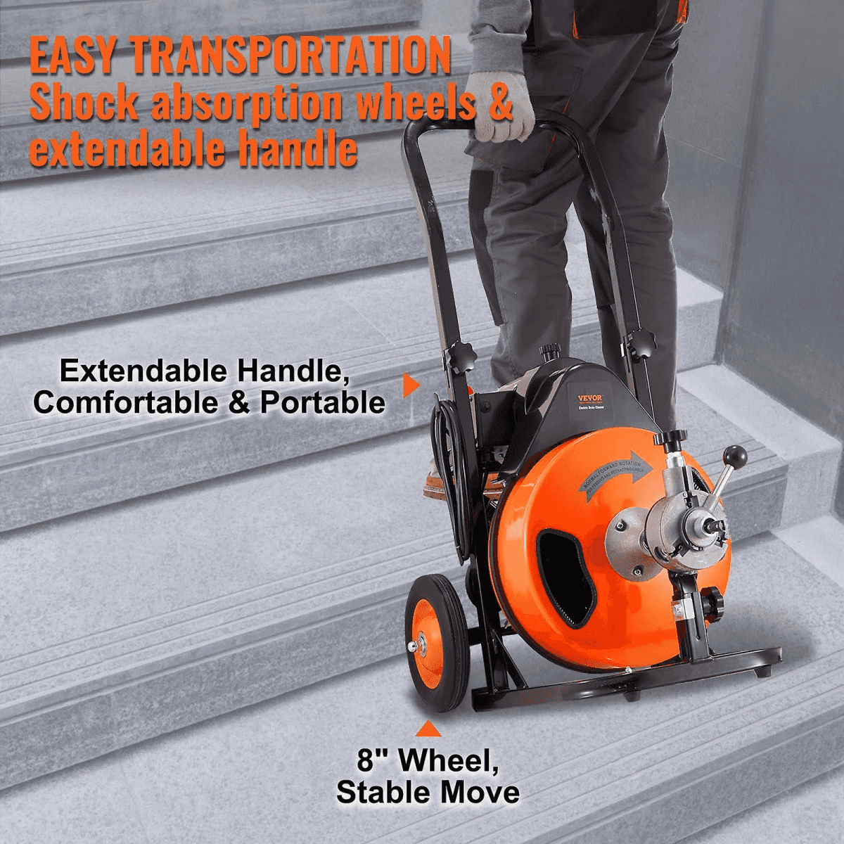 Una persona sube por unas escaleras un limpiadrenajes naranja y negro con ruedas y mango extensible.