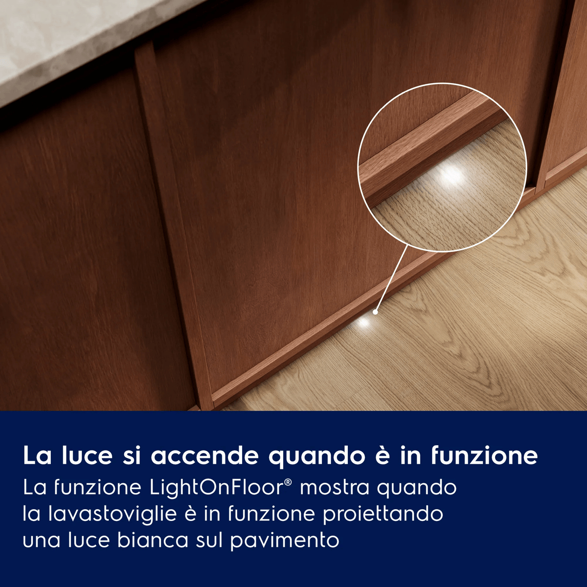 Una proiezione di luce bianca sul pavimento indica che la lavastoviglie è in funzione.