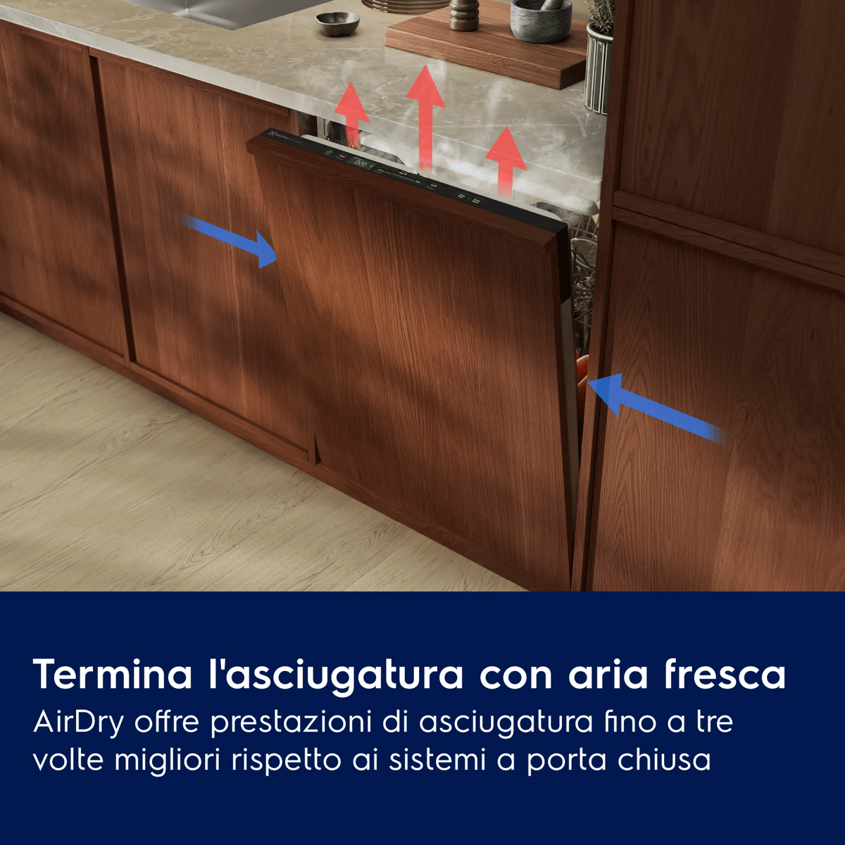 Una lavastoviglie integrata si apre per asciugare con aria fresca.