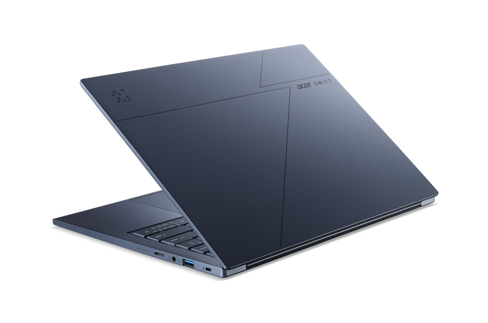 Ein blauer Acer Swift Laptop steht geschlossen auf weißem Hintergrund und zeigt das Logo.