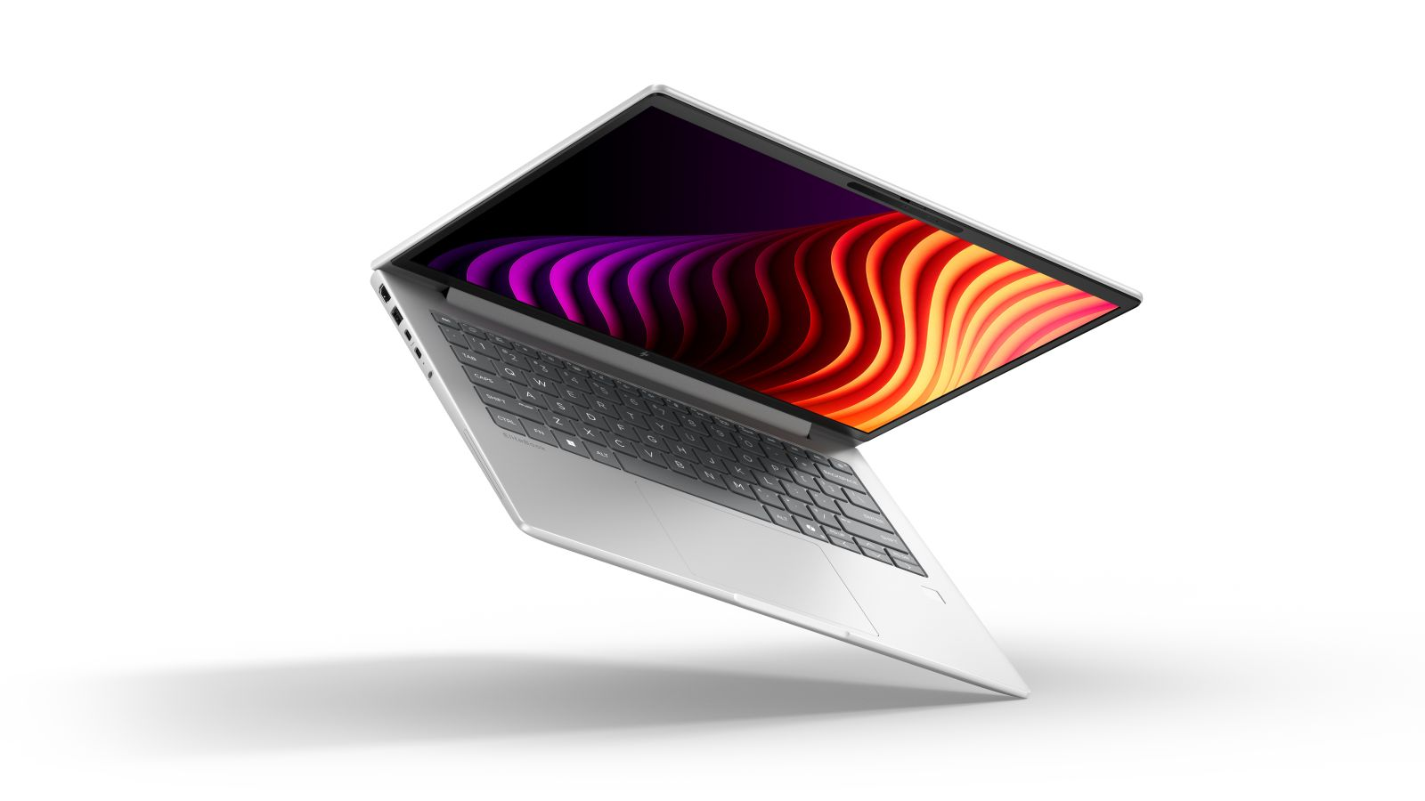 Ein silberner Laptop ist vor weißem Hintergrund angewinkelt und zeigt ein buntes, abstraktes Hintergrundbild.