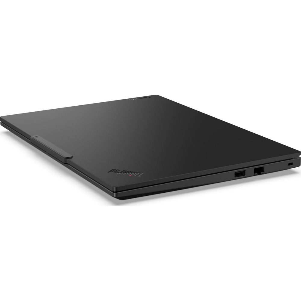 Un laptop Lenovo ThinkPad nero chiuso è mostrato da una prospettiva angolata su sfondo bianco.