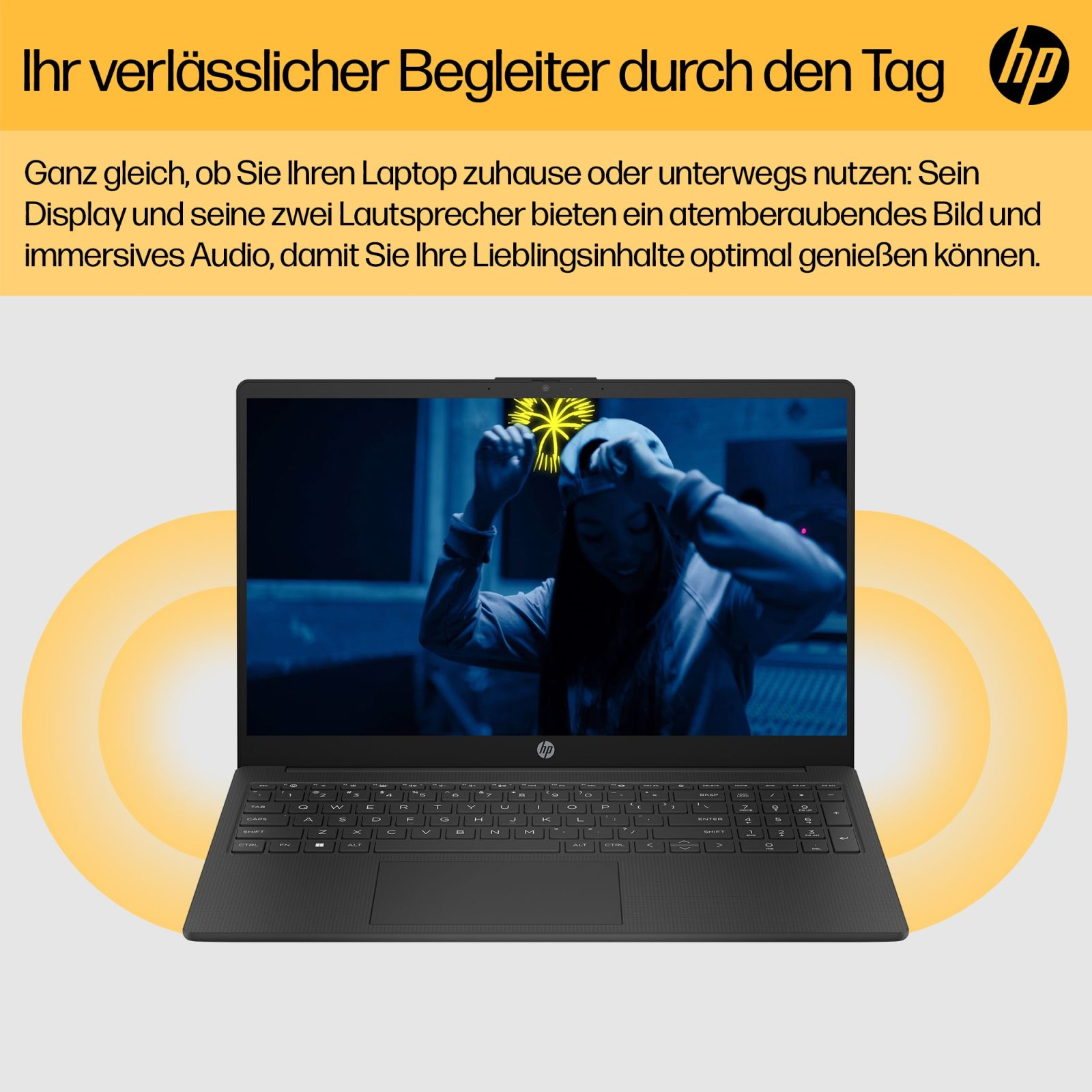 Ein offener HP-Laptop zeigt eine Person auf dem Bildschirm, eingerahmt von gelben Wellen und deutschem Werbetext.