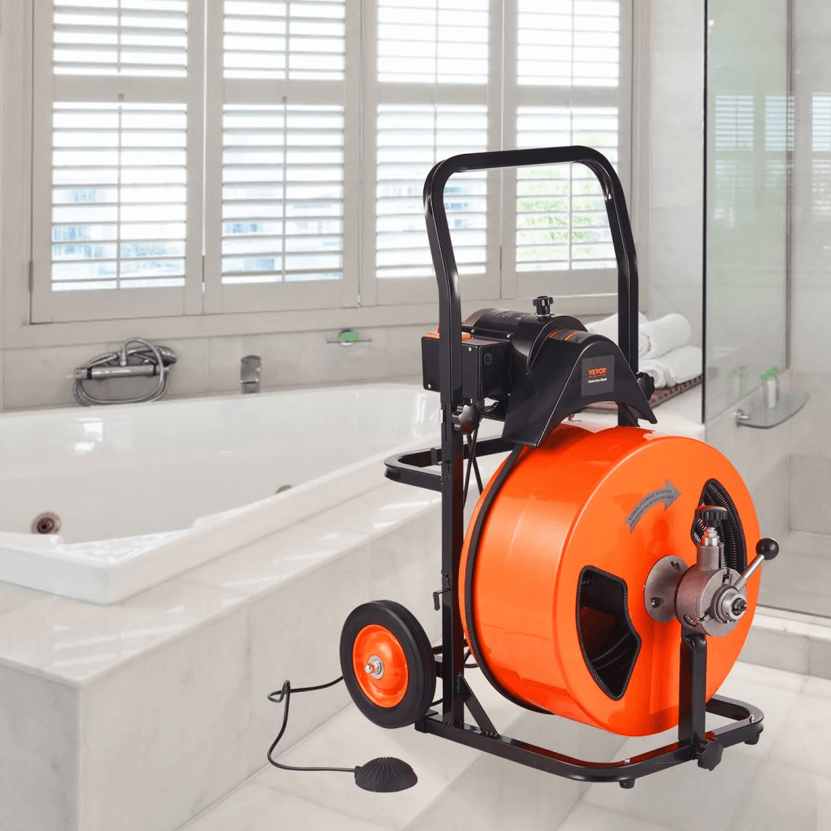 Una máquina limpiadora de desagües eléctrica naranja y negra se encuentra en un baño moderno.