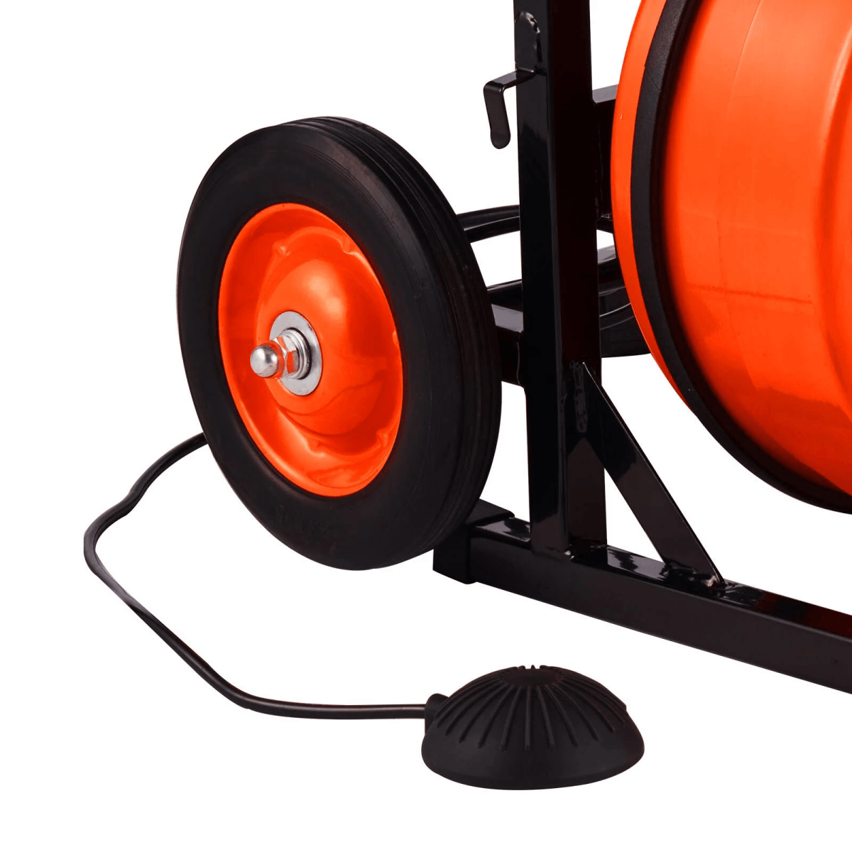 Primer plano de un carrete de cable naranja con rueda negra y pedal.