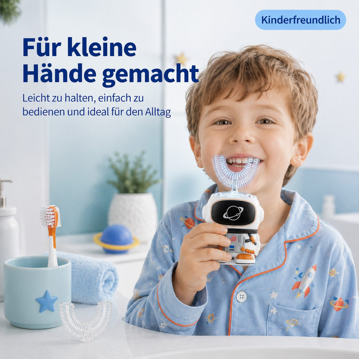 Ein Junge im Pyjama hält in einem Badezimmer eine astronauten-U-Zahnbürste.