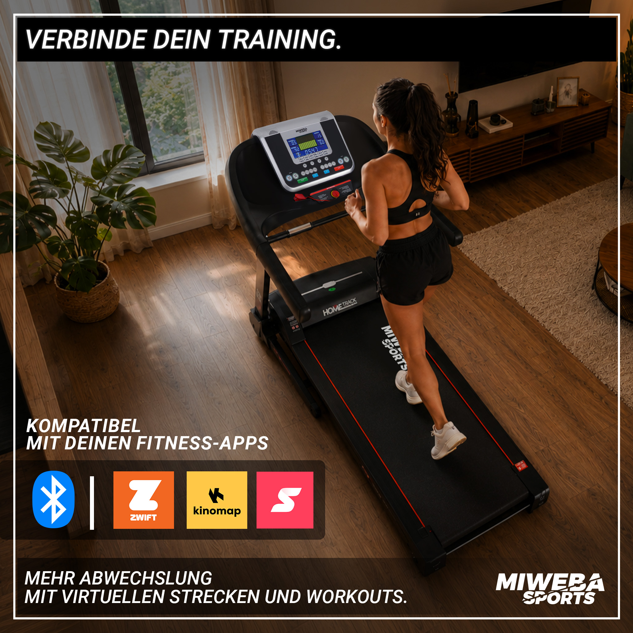 Frau läuft auf einem Laufband in einem hellen Wohnzimmer mit Holzfussboden, im Hintergrund ein Fenster und Pflanzen.