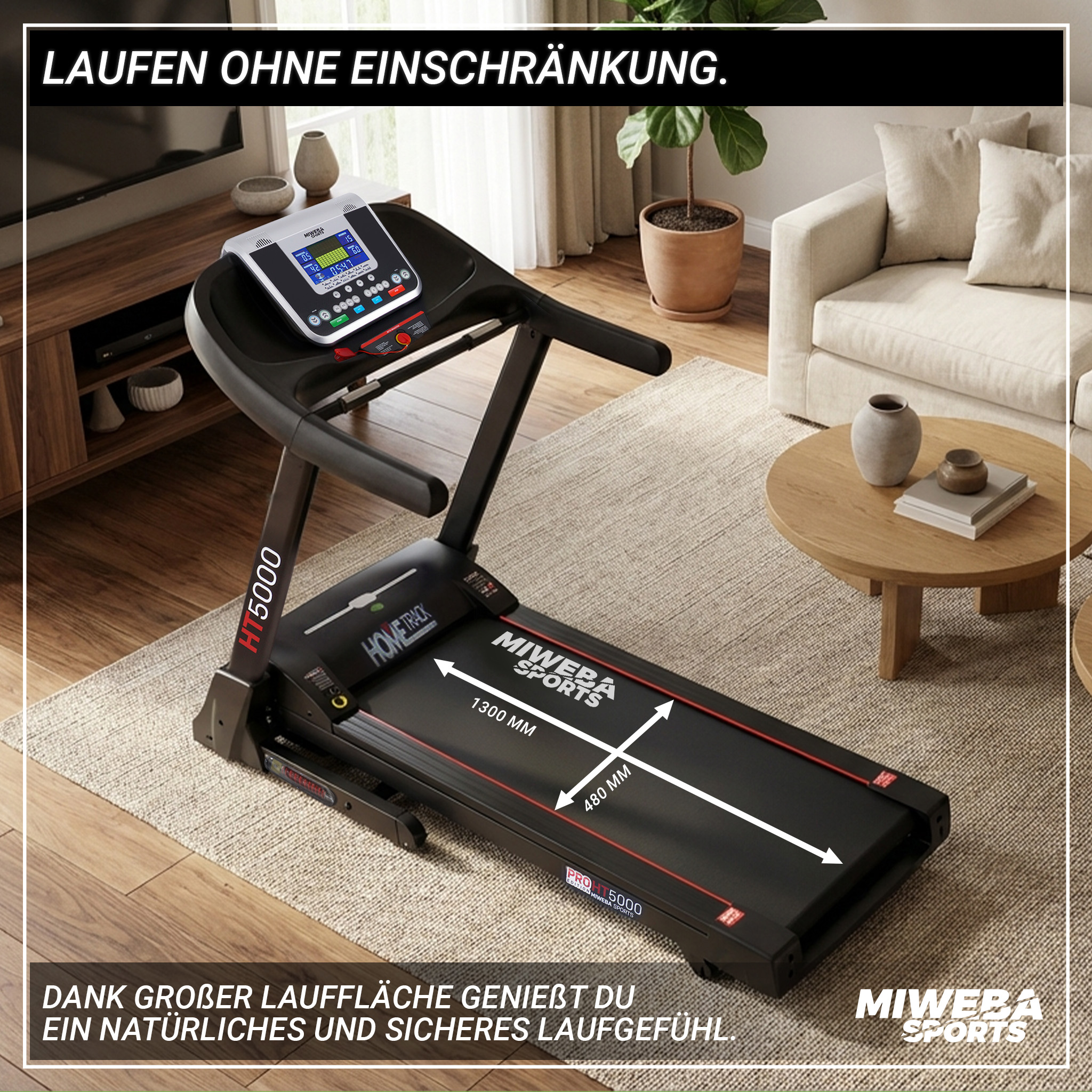Ein schwarzes Laufband steht auf einem Teppich in einem modernen Wohnzimmer mit weißem Sofa.