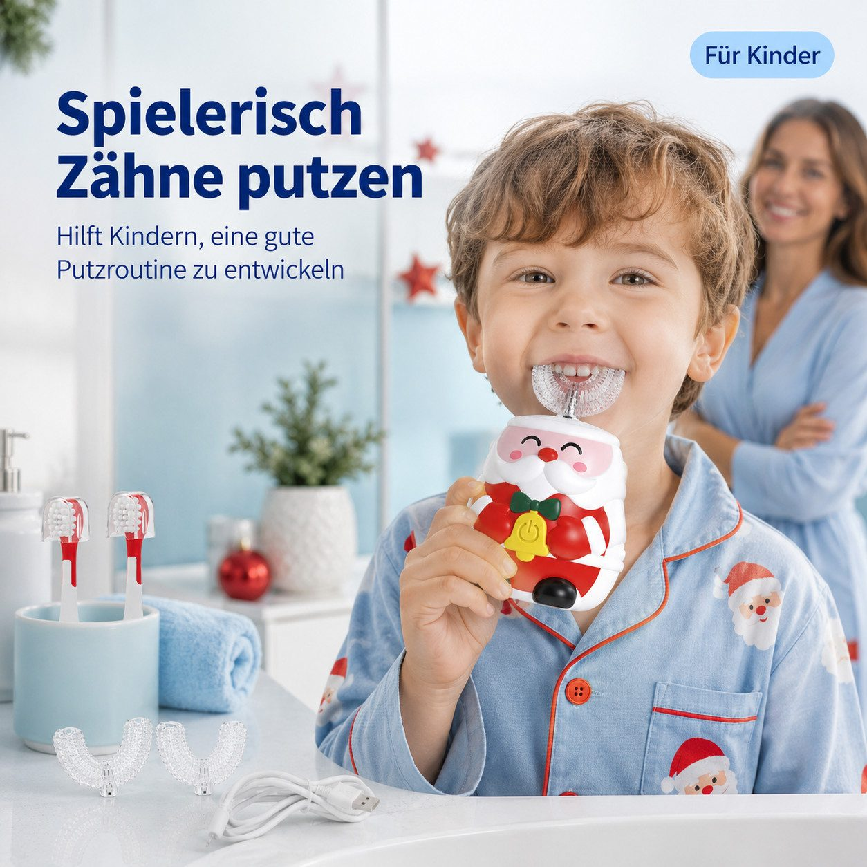 Ein Junge putzt mit einer Weihnachtsmann-Zahnbürste im Badezimmer die Zähne, während eine Frau im Hintergrund lächelt.