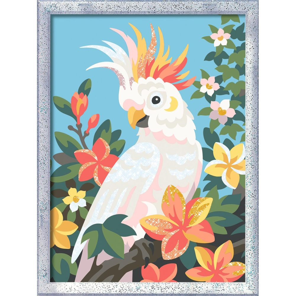 Un cacatua bianco con cresta gialla e rosa si trova davanti a un muro blu tra fiori colorati.