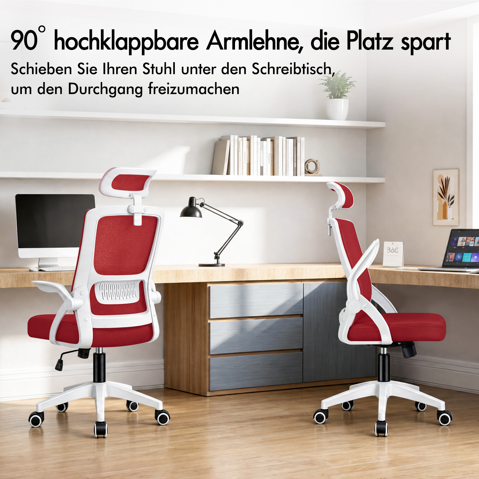 Zwei ergonomische Bürostühle mit roten Sitzflächen und hochklappbaren Armlehnen in einem modernen Büro.
