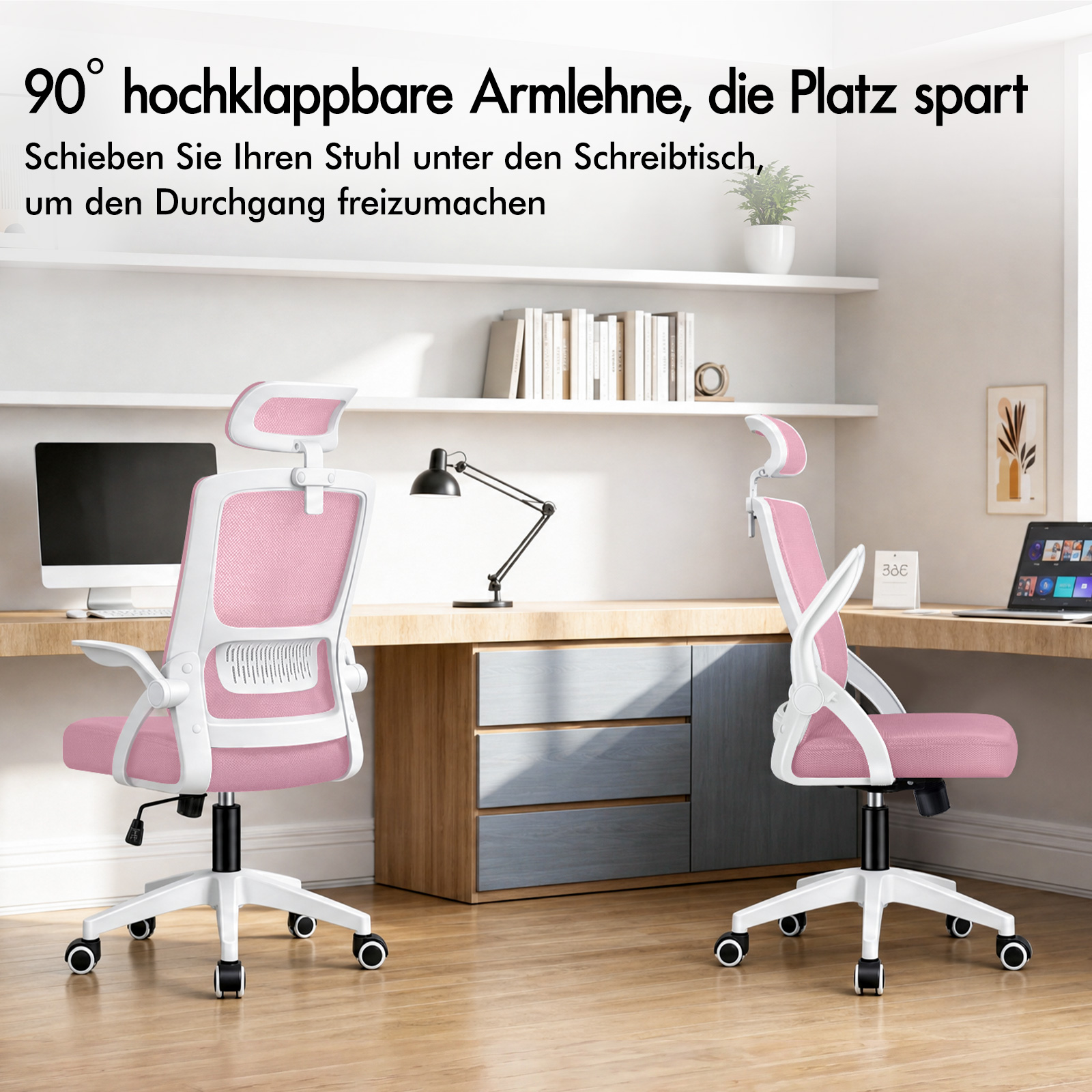 Zwei pinke Bürostühle mit hochklappbaren Armlehnen in einem modernen Arbeitszimmer mit Schreibtisch und Regal.