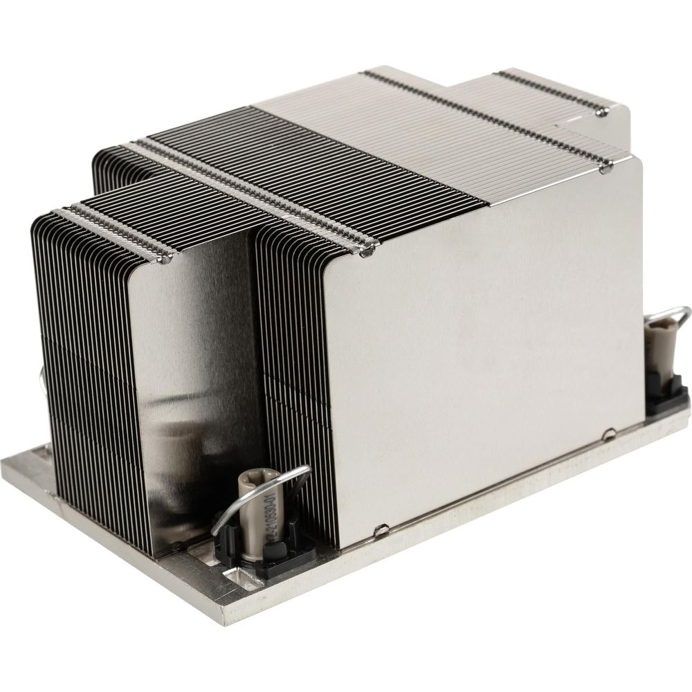Ein silberner CPU-Kühler aus Metall mit zahlreichen vertikalen Kühlrippen auf einer flachen Basis.