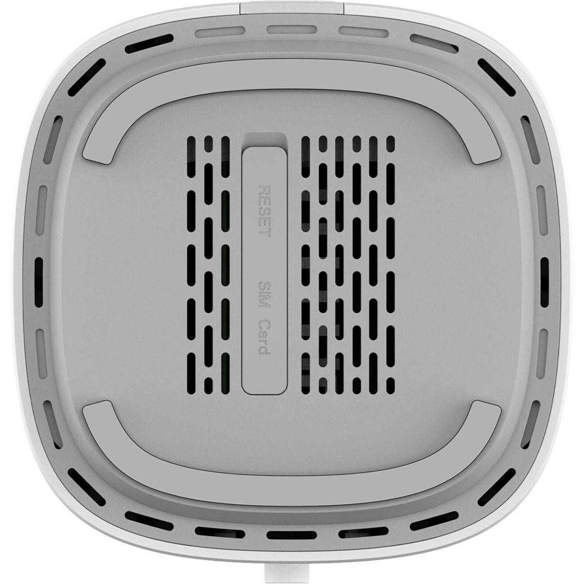 Parte inferior de un router blanco con ranuras de ventilación y una ranura para tarjeta SIM/reinicio.