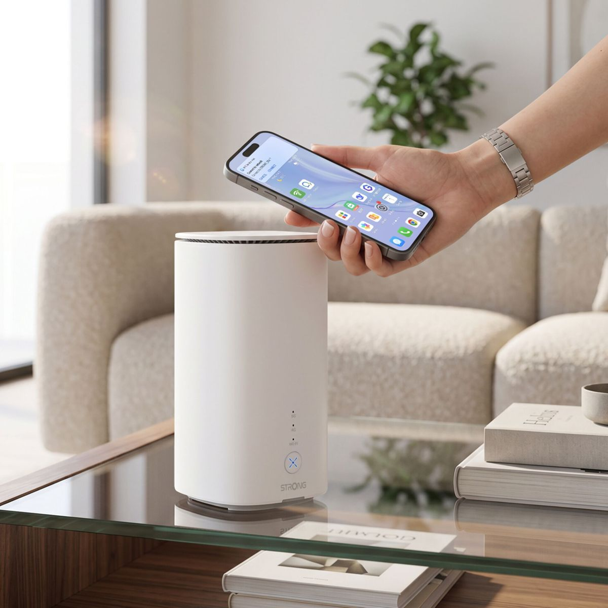 Una mano sostiene un teléfono inteligente sobre un enrutador cilíndrico blanco en una mesa de cristal.