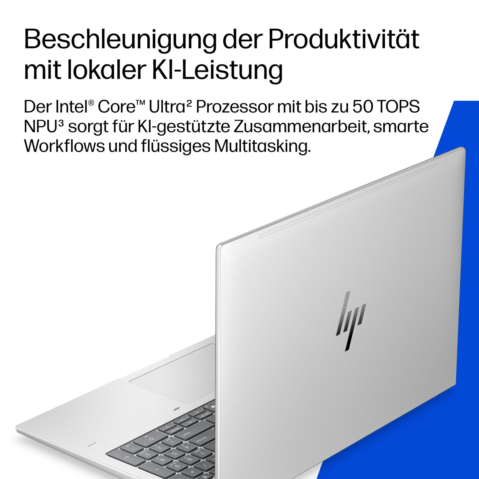 Ein silberner HP Laptop vor blau-weissem Hintergrund mit deutschem Text zur KI-Produktivität.