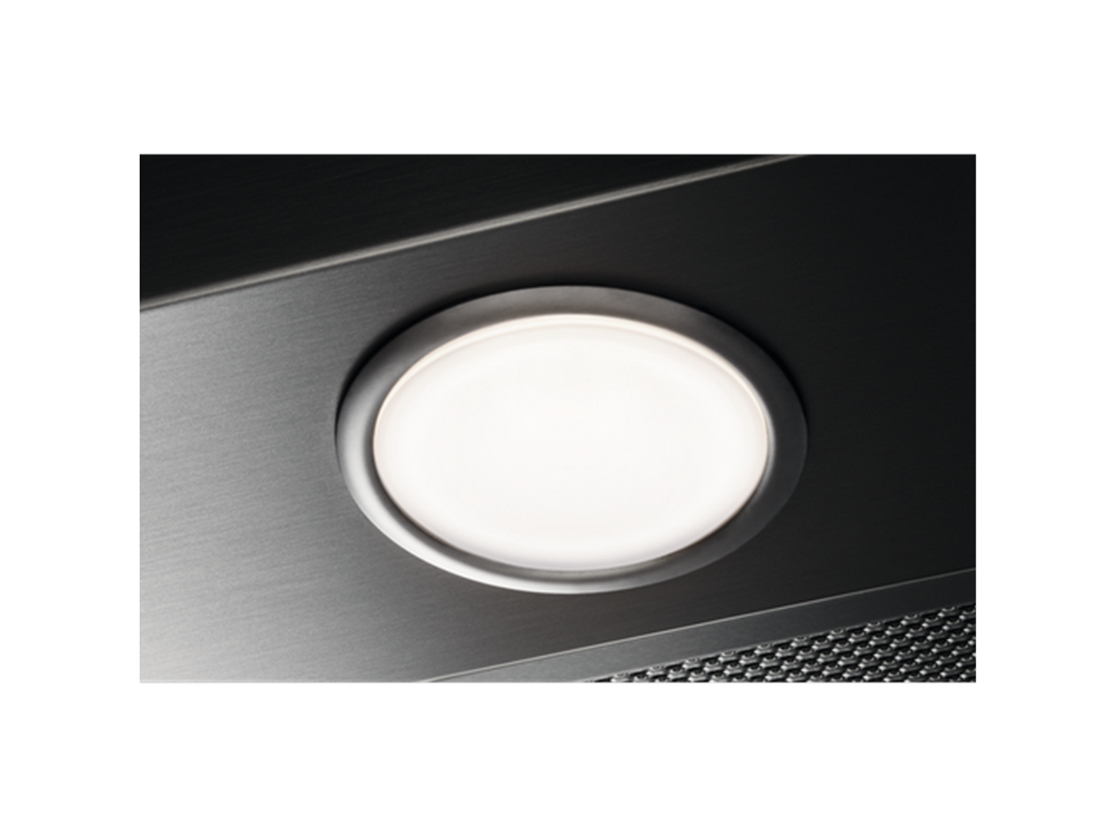 Eine runde, helle LED-Lampe eingebaut in eine gebürstete Edelstahlfläche.