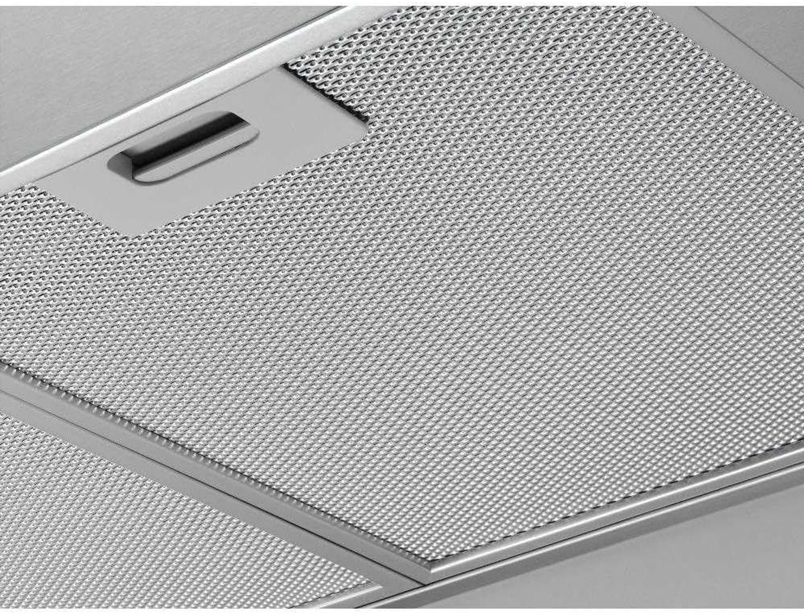 Nahaufnahme eines silbernen Dunstabzugshaubenfilters mit feinem Metallgeflecht und einem Haltegriff.