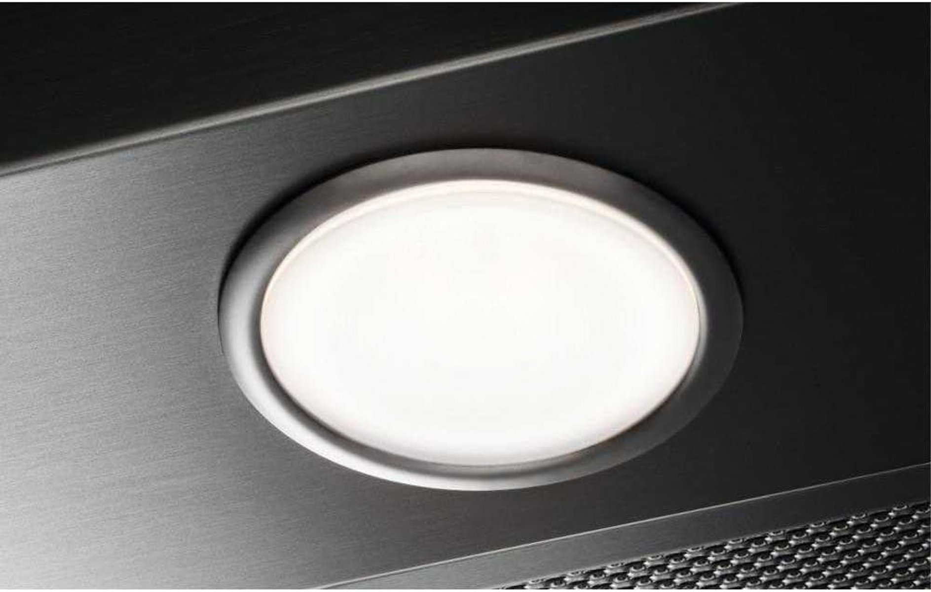 Eine runde, beleuchtete LED-Leuchte ist in eine dunkelgraue, gebürstete Metalloberfläche eingelassen.