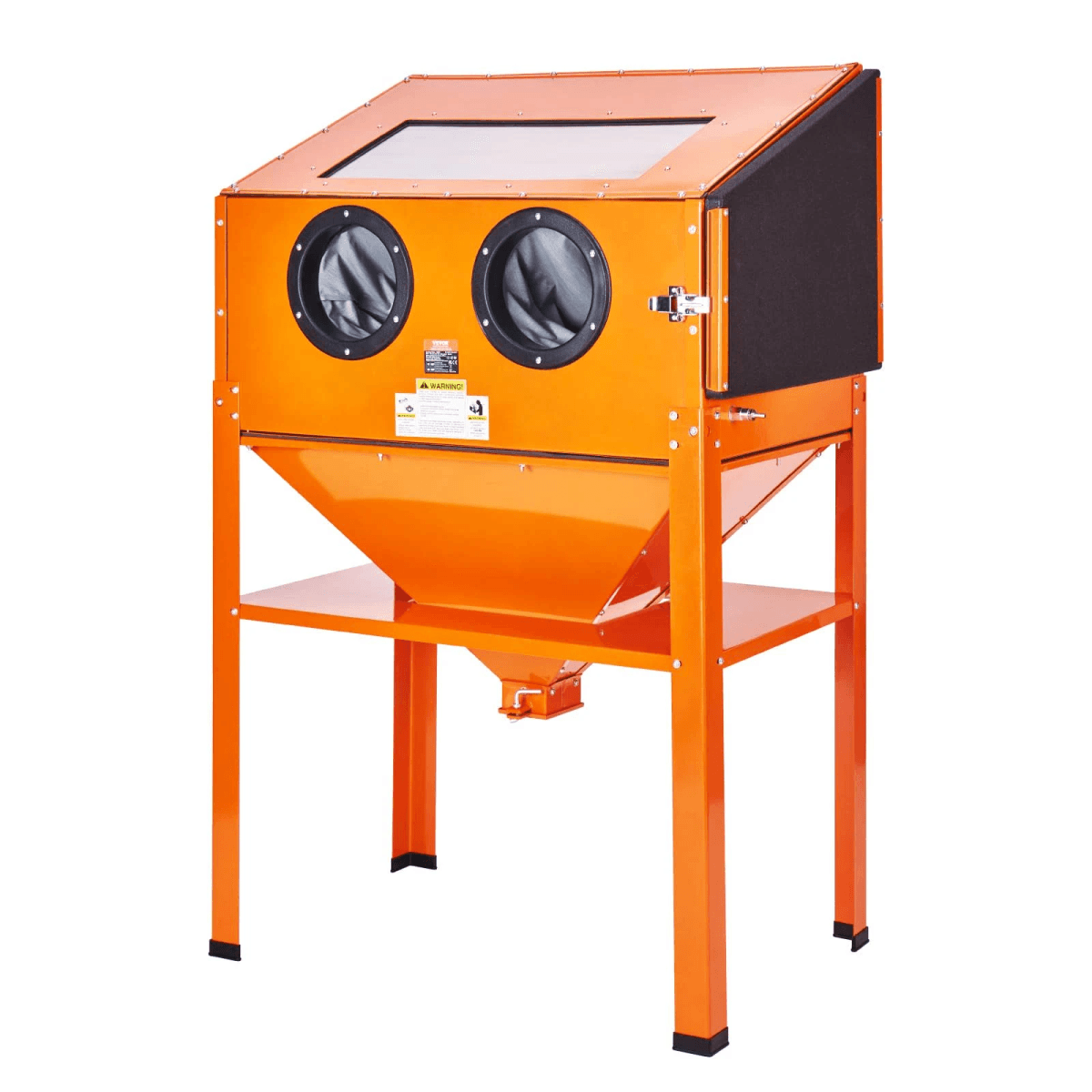 Cabina de chorro de arena naranja en soporte metálico con dos puertos para guantes y gran ventana de visualización.