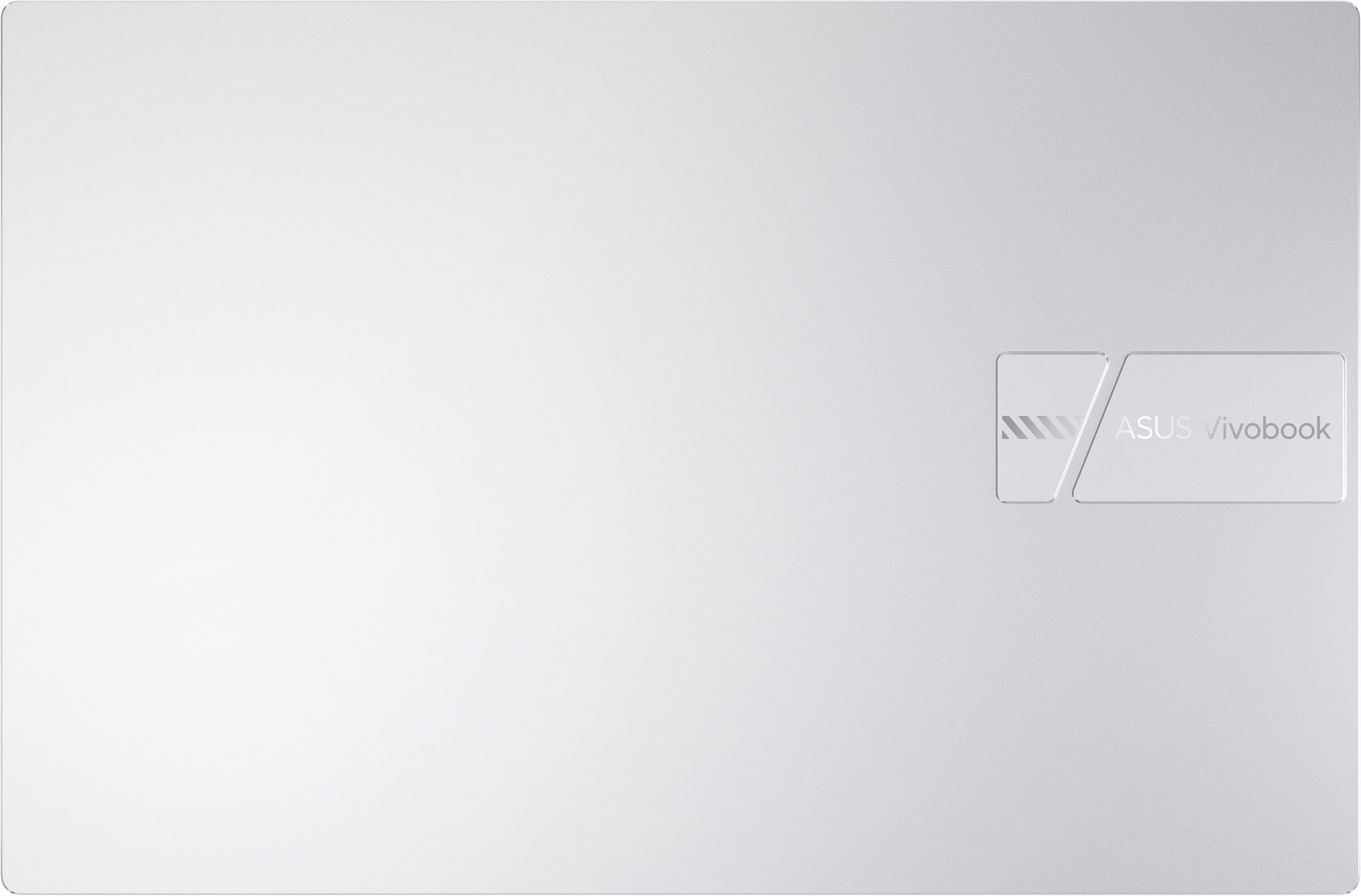 La superficie de la tapa plateada de un portátil ASUS Vivobook con un logotipo en relieve en el lado derecho.