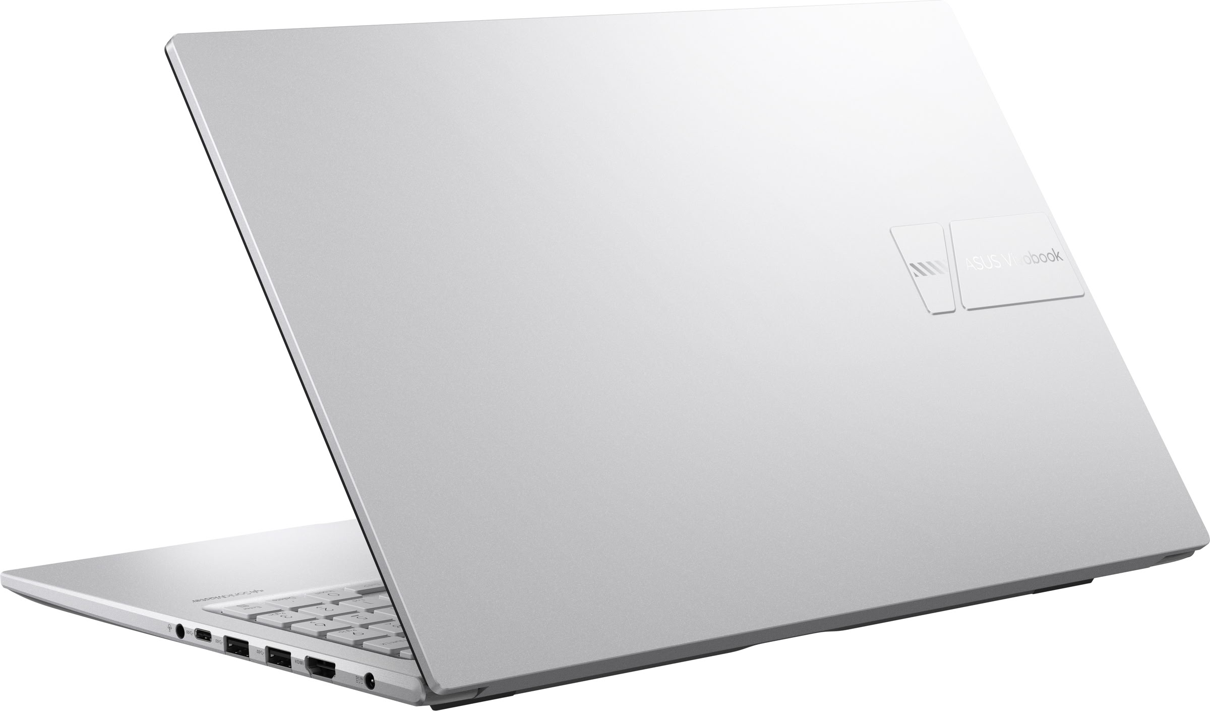 Un ordenador portátil Asus Vivobook plateado sobre fondo blanco, visto desde atrás mostrando puertos y logotipo.