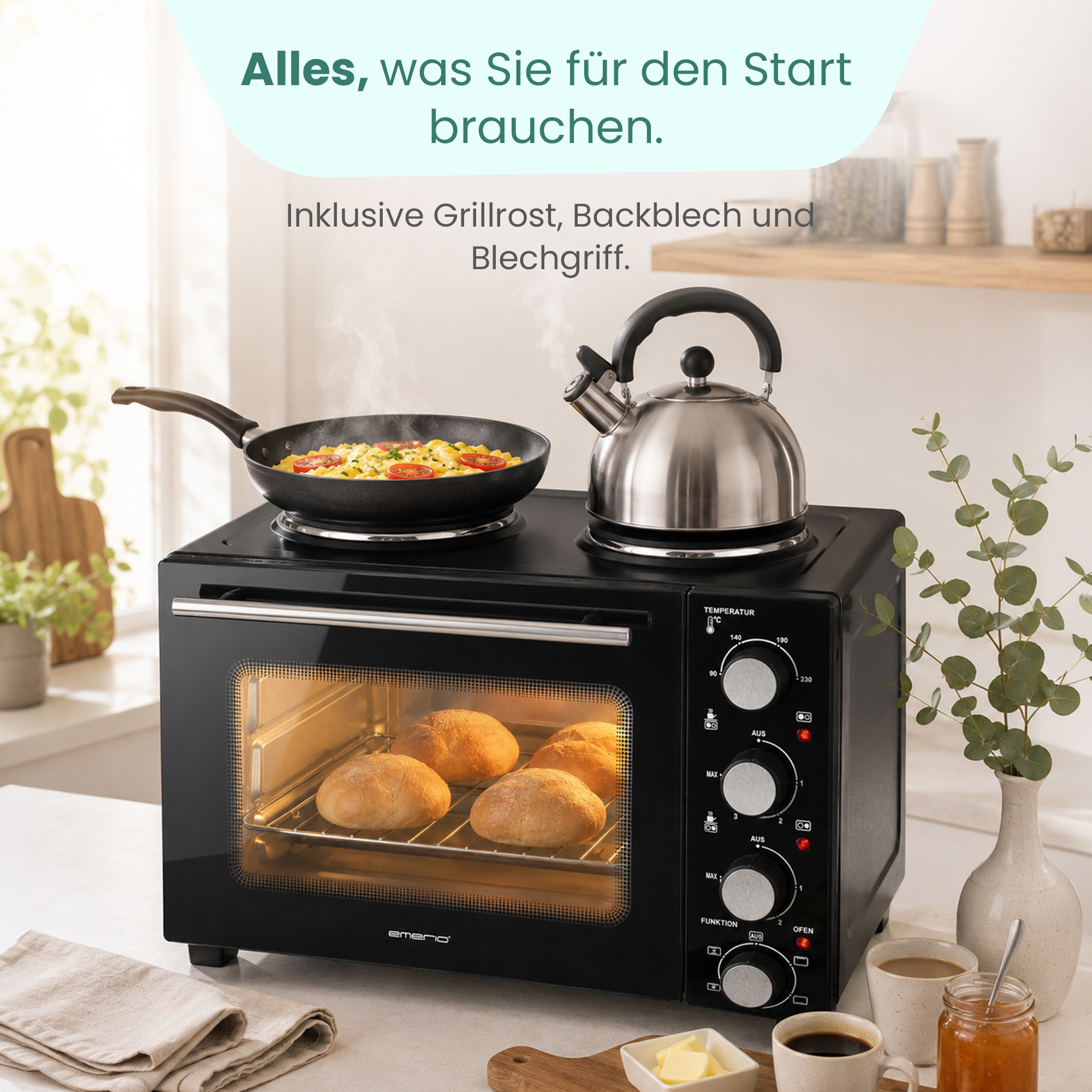 Schwarzer Mini-Backofen mit Herdplatten, Pfanne, Teekanne und Brötchen im Ofen.