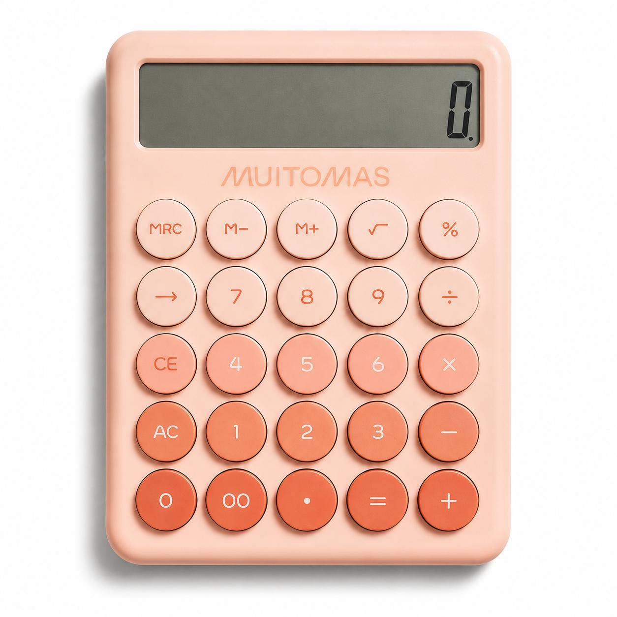 Beyaz arka planda yuvarlak, koyu tuşları ve büyük ekranı olan pastel pembe bir hesap makinesi.