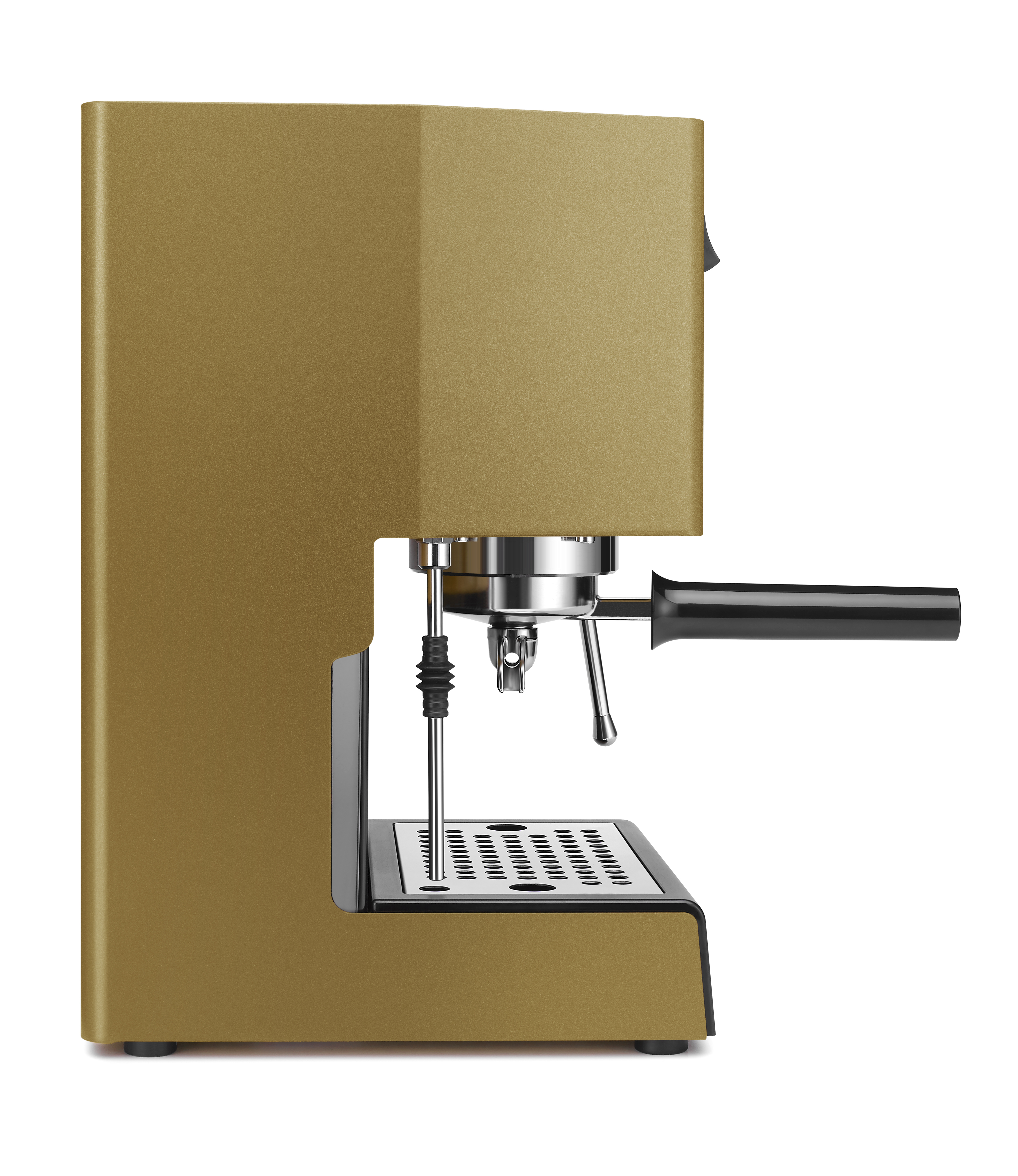 Zijaanzicht van een moderne gouden espressomachine met een zwarte filterdrager en stalen lekbak op een witte achtergrond.