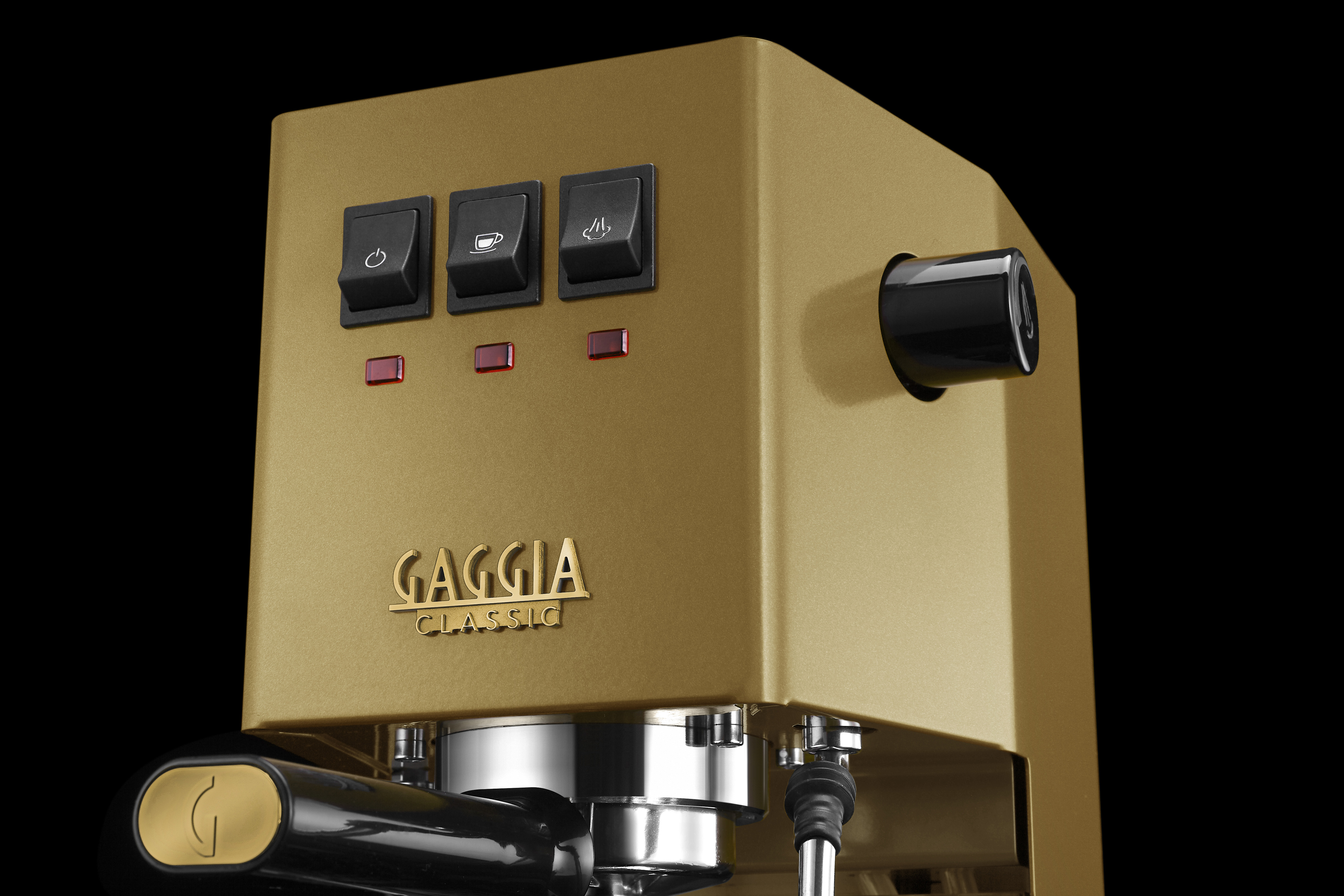 Gouden Gaggia Classic espressomachine met zwarte schakelaars en chrome filterdrager tegen zwarte achtergrond.
