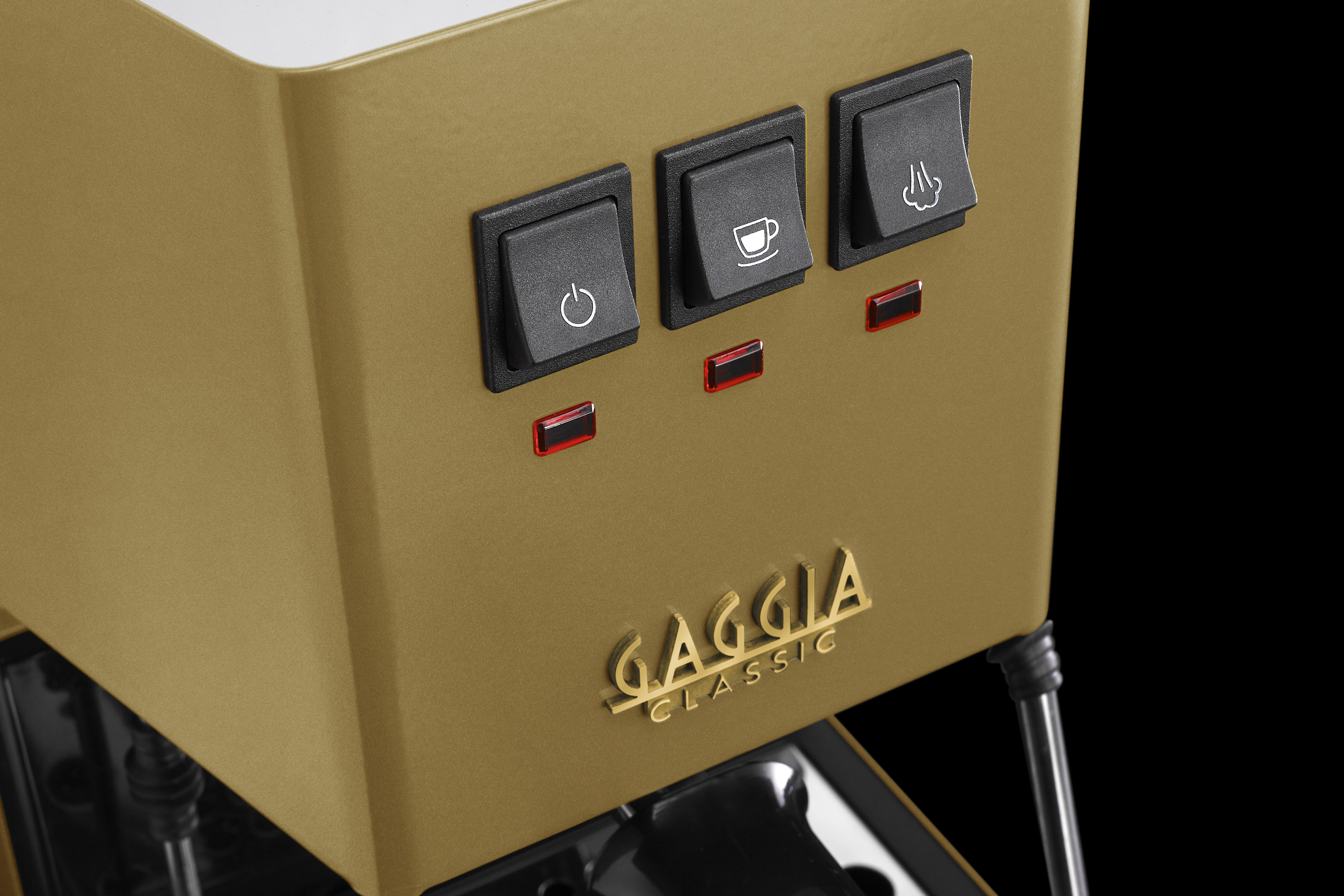 Goudkleurige Gaggia Classic espressomachine met drie zwarte tuimelschakelaars en rode LED-lampjes.